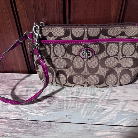 Coach signature C canvas wristlet - Picture 3 of 12